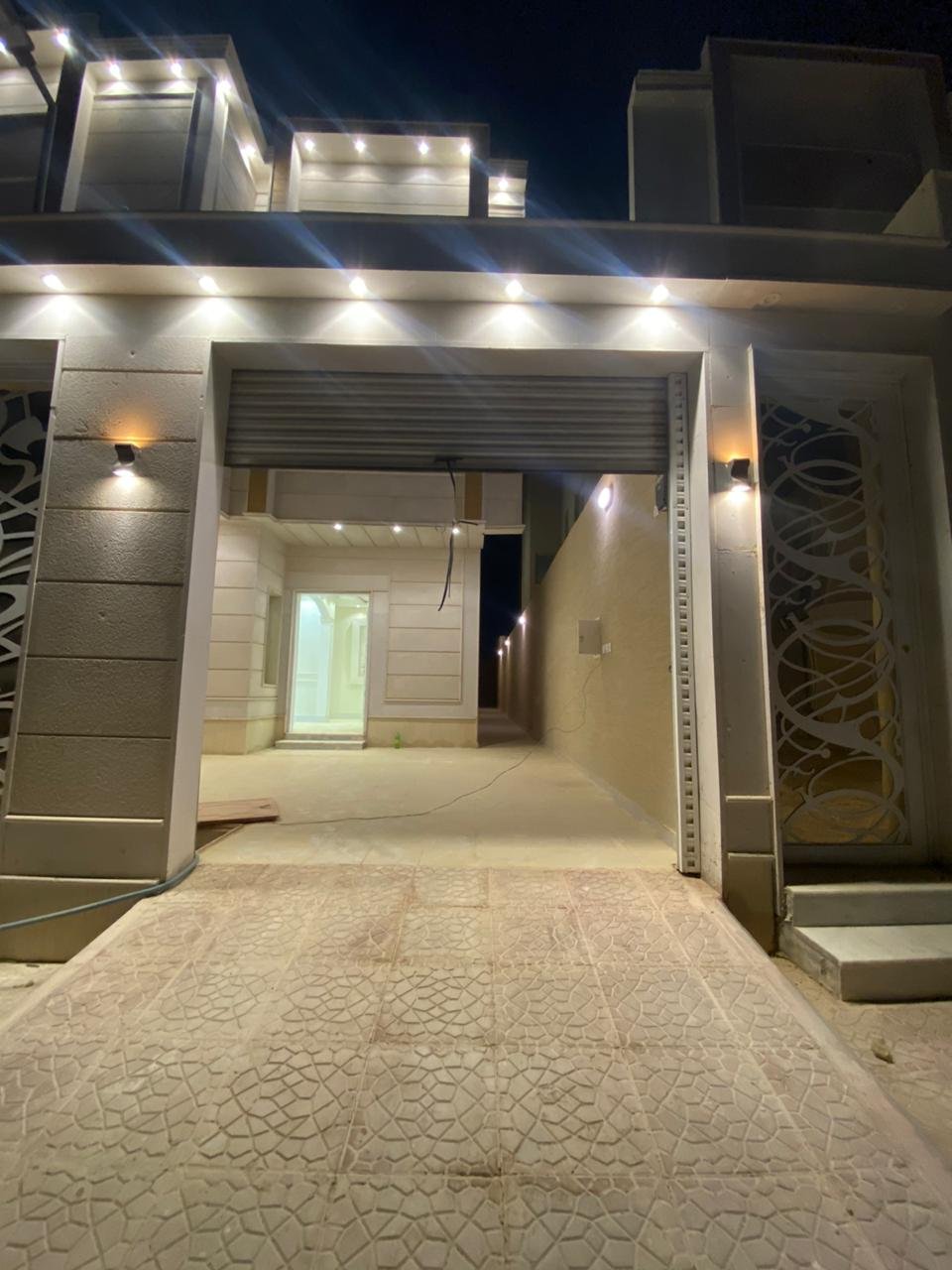 فله دور و عدد 3 شقق ثنتين جاهزه و الثالثه تاسيس 