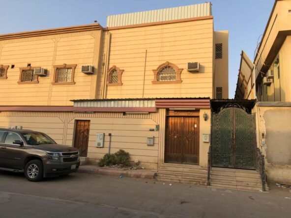 للبيع فيلا دور وشقتين وملحق حي الوادي شمال الرياض