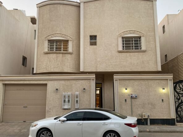 للبيع بالرياض فيلا درج صاله وشقتين