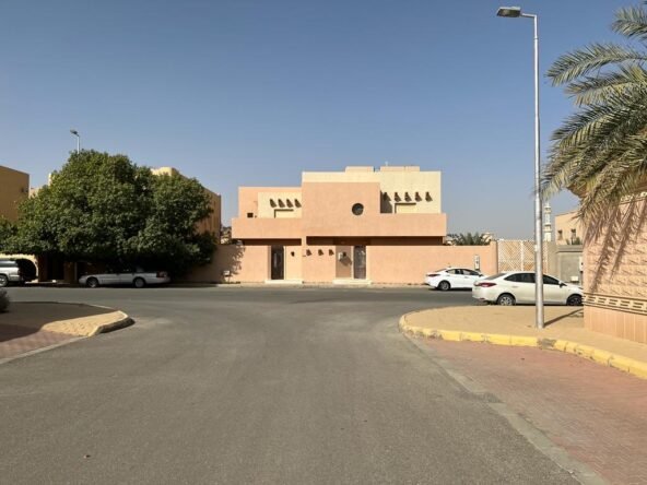 للبيع فيلا بعنيزه حي الصالحيه